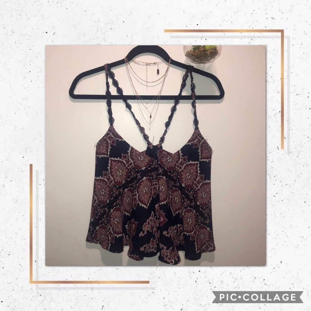 ✨2/$20✨ BEAUTIFUL FLOWY PURPLE PAISLEY CROP TOP✨